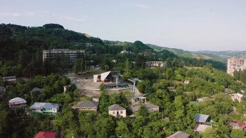 New functioning ropeway or cable car cabins in Chiatura. Panorama of the city Video stock 130065594