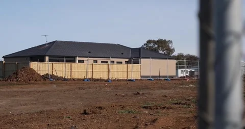A new house under construction behind construction fence in Tarneit Australia Vídeos de archivo 277269390