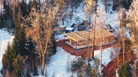 New house under construction, timber frame developing on an open plot in a Vídeos de archivo 327900017