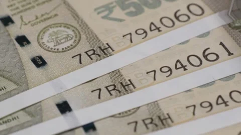 New indian currency arranged in sequence serial number of 500 rupee notes 스톡 동영상 310280625