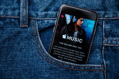 New interface of Apple's iTunes application on phone screen Foto stock