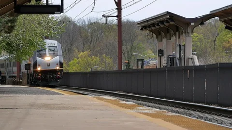New Jersey Transit Commuter Train Pulls into Station Vidéo 128766342