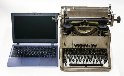New laptop computer vs old vintage typewriter Foto stock