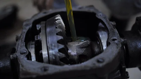 New light machine oil is poured into the open brewed gearbox 스톡 동영상 127445482