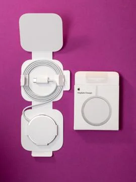 New MagSafe by Apple Computers for iPhone 12 Pro Max - magnetically-attached Foto stock