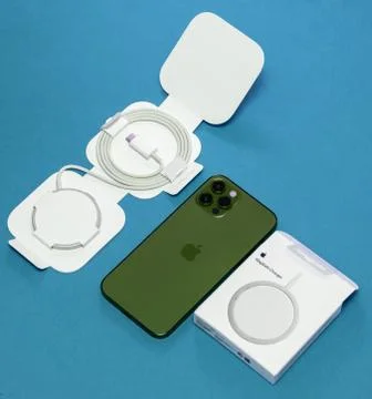 New MagSafe by Apple Computers for iPhone 12 Pro Max - magnetically-attached Foto stock