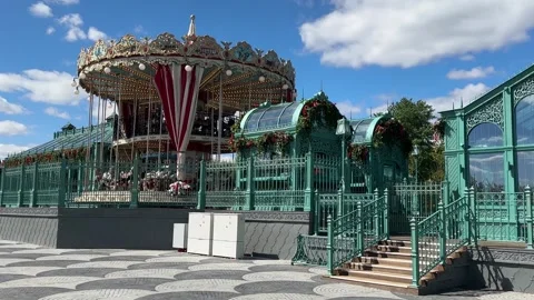 New merry-go-round in the central city park Vídeo Stock 308903165