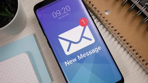 New Message Notification on a Mobile Phone Screen 库存影片 122014075