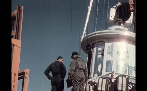 NEW MEXICO - 1962 - Two men are lowered from the payload. Another man wearing Vidéo 325210676