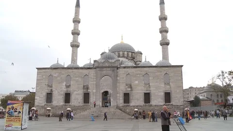 New mosque and crowded place in Eminonu, Turkey istanbul 2015 Stock Footage 128952790