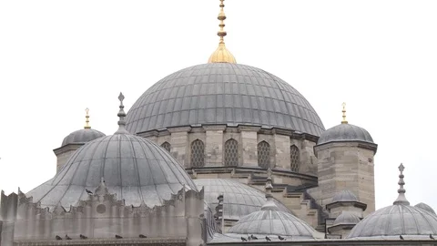 New mosque and crowded place in Eminonu, Turkey istanbul 2015 Stock Footage 128952804