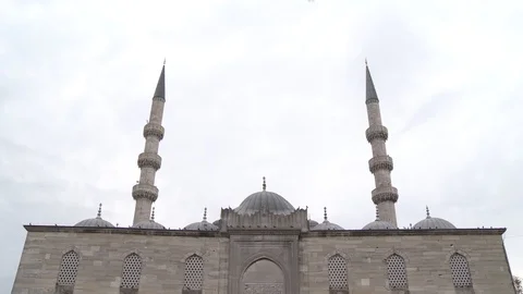 New mosque and crowded place in Eminonu, Turkey istanbul 2015 Stock Footage 128952833