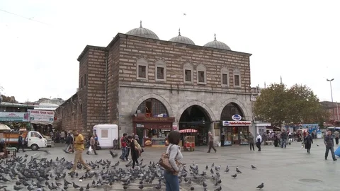 New mosque and crowded place in Eminonu, Turkey istanbul 2015 Stock Footage 128952977