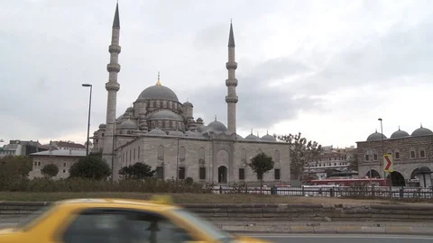 New mosque and crowded place in Eminonu, Turkey istanbul 2015 Stock Footage 128953073