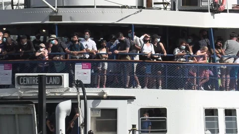New normal after COVID with crowds of tourists and people in city and boats Vídeo Stock 158899085