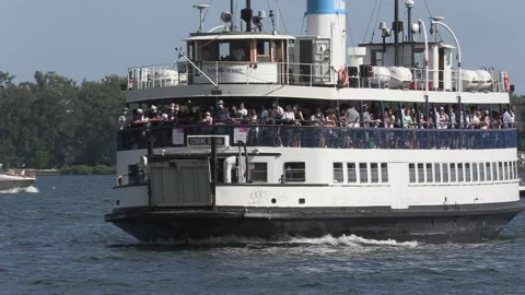 New normal after COVID with crowds of tourists and people in city and boats Vídeo Stock 158899112