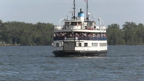 New normal after COVID with crowds of tourists and people in city and boats Vídeo Stock 158899167