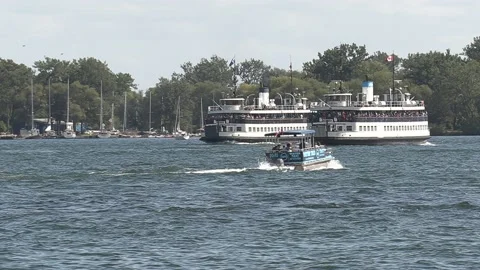 New normal after COVID with crowds of tourists and people in city and boats Vídeos de archivo 158900901