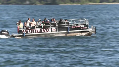 New normal after COVID with crowds of tourists and people in city and boats Vídeos de archivo 158901078