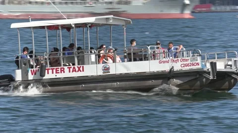 New normal after COVID with crowds of tourists and people in city and boats Vídeos de archivo 158901105