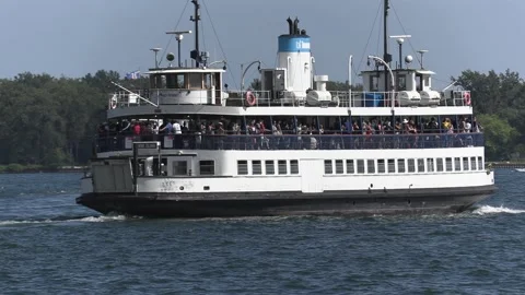 New normal after COVID with crowds of tourists and people in city and boats Vídeos de archivo 158901153