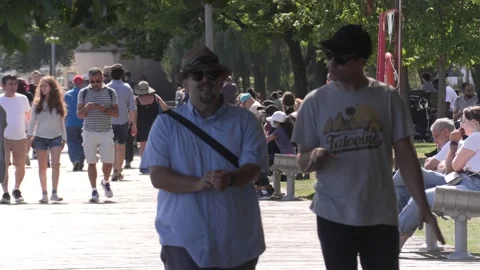New normal after COVID with crowds of tourists and people in city and boats Vídeos de archivo 158901312