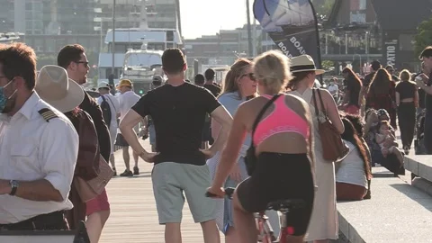 New normal after COVID with crowds of tourists and people in city and boats Vídeo Stock 158902998