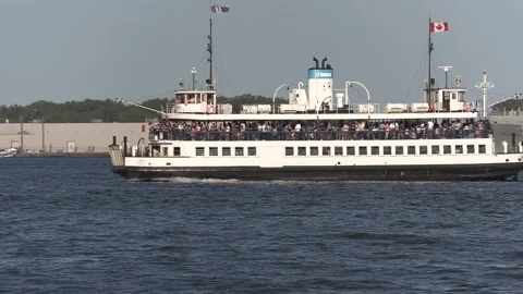 New normal after COVID with crowds of tourists and people in city and boats Vídeo Stock 158903110