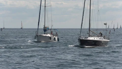 New normal post COVID with crowds of tourists and people in the city and boats Vídeos de archivo 157148542