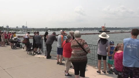 New normal post COVID with crowds of tourists and people in Toronto city Vídeos de archivo 157421334