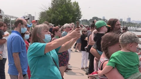 New normal post COVID with crowds of tourists and people in Toronto city 库存影片 157422815