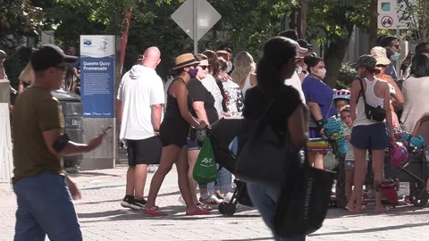 New normal post COVID with crowds of tourists and people in the city and boats Vídeo Stock 158887868