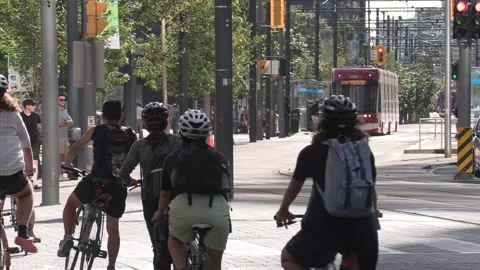 New normal post COVID with crowds of tourists and people in the city and boats Vídeo Stock 158888060