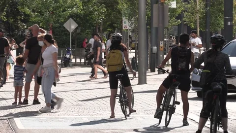 New normal post COVID with crowds of tourists and people in the city and boats 스톡 동영상 158888127