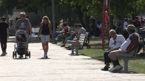 New normal post COVID with crowds of tourists and people in the city and boats Vídeo Stock 158899484