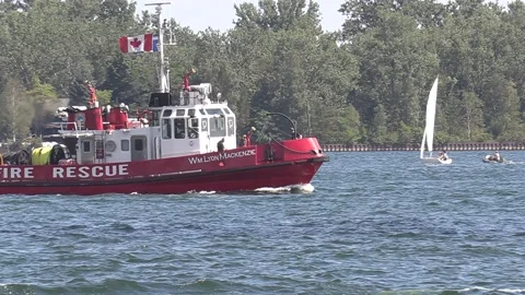 New normal post COVID with crowds of tourists and people in Toronto city 库存影片 158901635