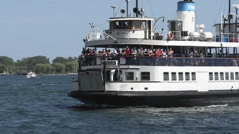 New normal post COVID with crowds of tourists and people in Toronto city Vídeo Stock 158901768