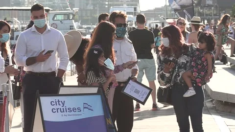 New normal post COVID with crowds of tourists and people in the city and boats 库存影片 158902893