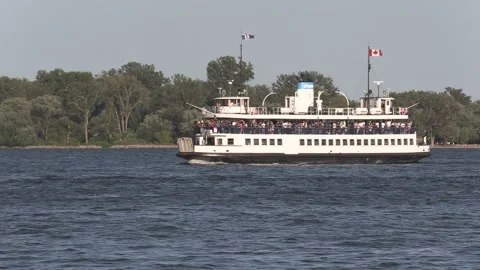 New normal post COVID with crowds of tourists and people in the city and boats Vídeo Stock 158903145