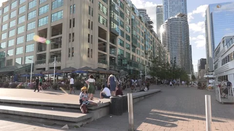 New normal post COVID with crowds of tourists and people in the city and boats Vídeo Stock 158903162