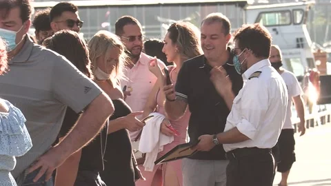 New normal post COVID with crowds of tourists and people in the city and boats Vídeo Stock 158903202