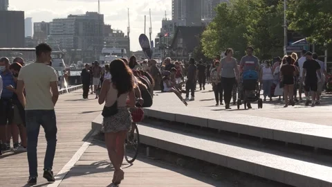 New normal post COVID with crowds of tourists and people in the city and boats Vídeo Stock 158903412