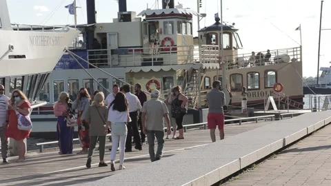 New normal post COVID with crowds of tourists and people in the city and boats Vídeo Stock 158903516