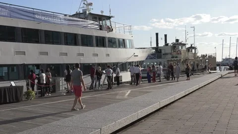 New normal post COVID with crowds of tourists and people in the city and boats Vídeo Stock 158903537