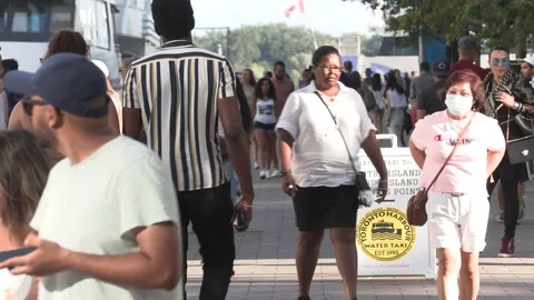 New normal post COVID with crowds of tourists and people in the city and boats Vídeo Stock 158903637