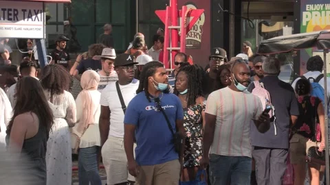 New normal post COVID with crowds of tourists and people in the city and boats 库存影片 158903942