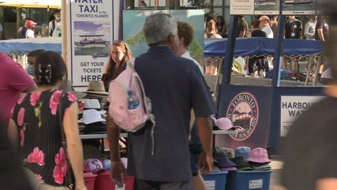 New normal post COVID with crowds of tourists and people in the city and boats Vídeo Stock 158903979