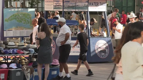 New normal post COVID with crowds of tourists and people in the city and boats Vídeo Stock 158904010