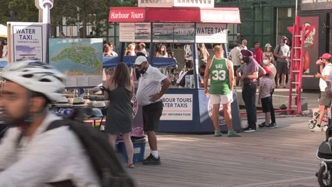 New normal post COVID with crowds of tourists and people in the city and boats Vídeo Stock 158904032