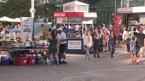 New normal post COVID with crowds of tourists and people in the city and boats Vídeos de archivo 158904074